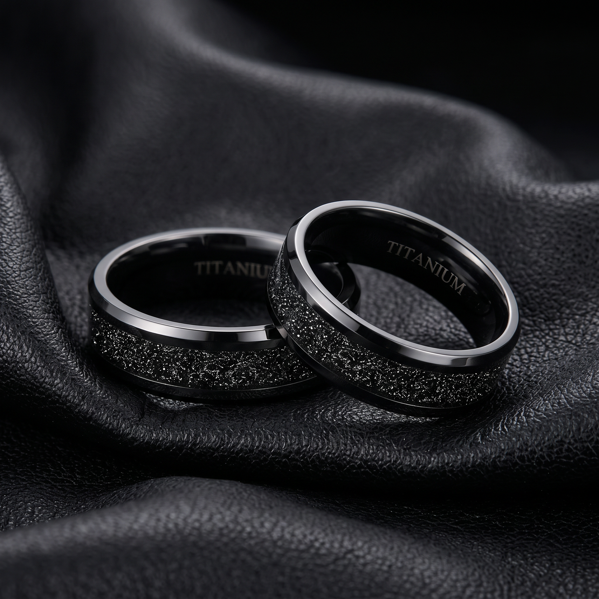 VLKRY - Pure Titanium Jewelry Ring Night aus schwarzem Titan mit sandgestrahlter, glitzernder Inlay-Struktur