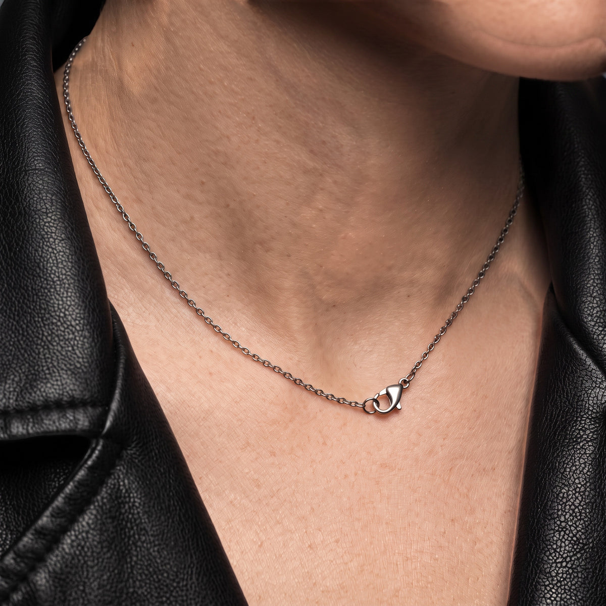 VLKRY - Pure Titanium Jewelry Thread Halskette aus feinen, langlebigen Titangliedern getragen zu schwarzer Lederjacke