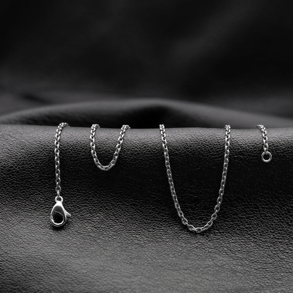 VLKRY - Pure Titanium Jewelry Thread Halskette aus feinen, langlebigen Titangliedern auf schwarzem Lederhintergrund