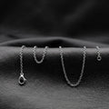VLKRY - Pure Titanium Jewelry Thread Halskette aus feinen, langlebigen Titangliedern auf schwarzem Lederhintergrund