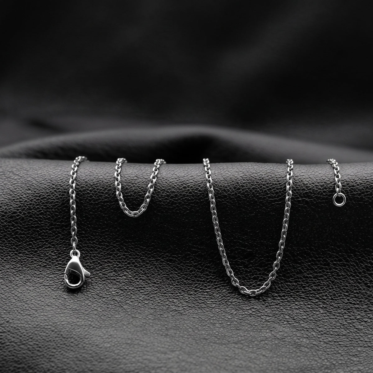 VLKRY - Pure Titanium Jewelry Thread Halskette aus feinen, langlebigen Titangliedern auf schwarzem Lederhintergrund