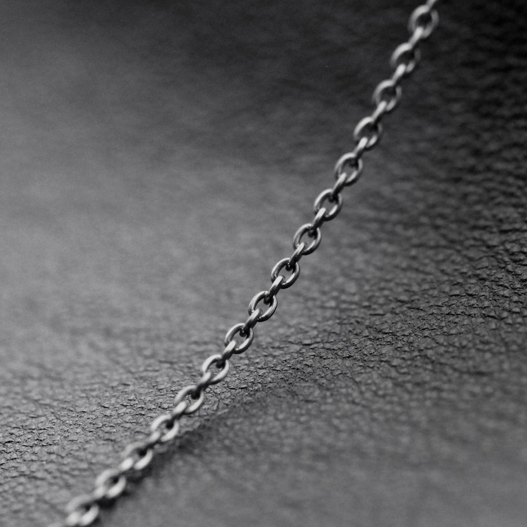 VLKRY - Pure Titanium Jewelry Thread Halskette aus feinen, langlebigen Titangliedern auf dunklem Hintergrund