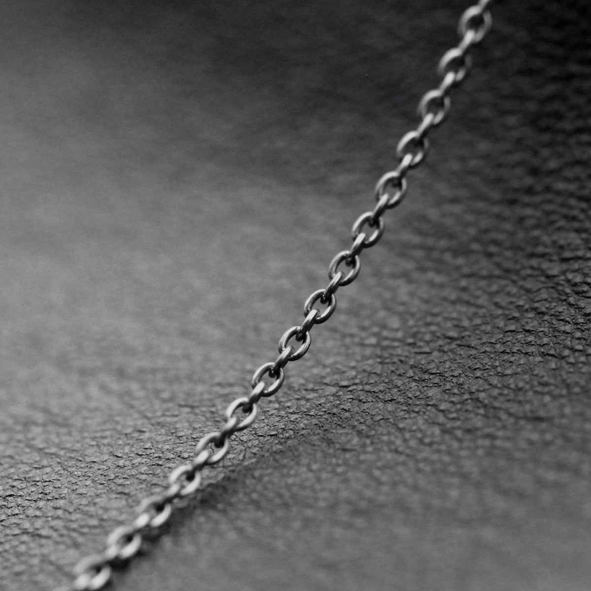 VLKRY - Pure Titanium Jewelry Thread Halskette aus feinen, langlebigen Titangliedern auf dunklem Hintergrund