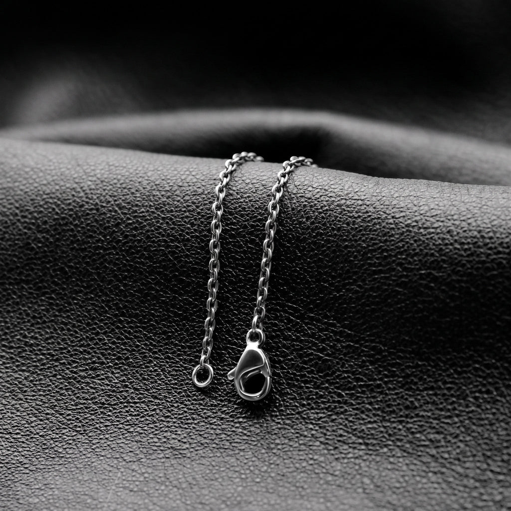 VLKRY - Pure Titanium Jewelry Thread Halskette aus feinen, silberfarbenen Titangliedern auf schwarzem Leder