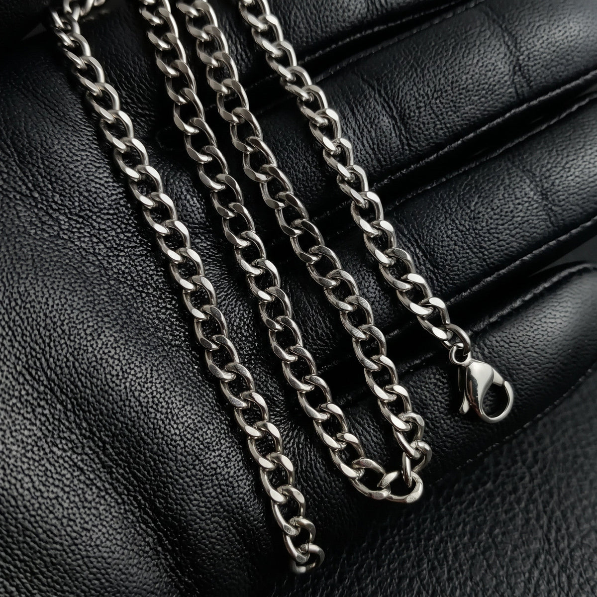 VLKRY - Pure Titanium Jewelry Grounded Halskette aus reinem Titan mit klassischem Kettendesign und Karabinerverschluss