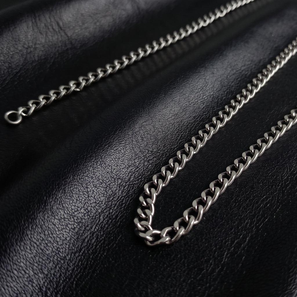 VLKRY - Pure Titanium Jewelry Grounded Halskette aus reinem Titan mit klassischem Kettendesign auf schwarzem Leder