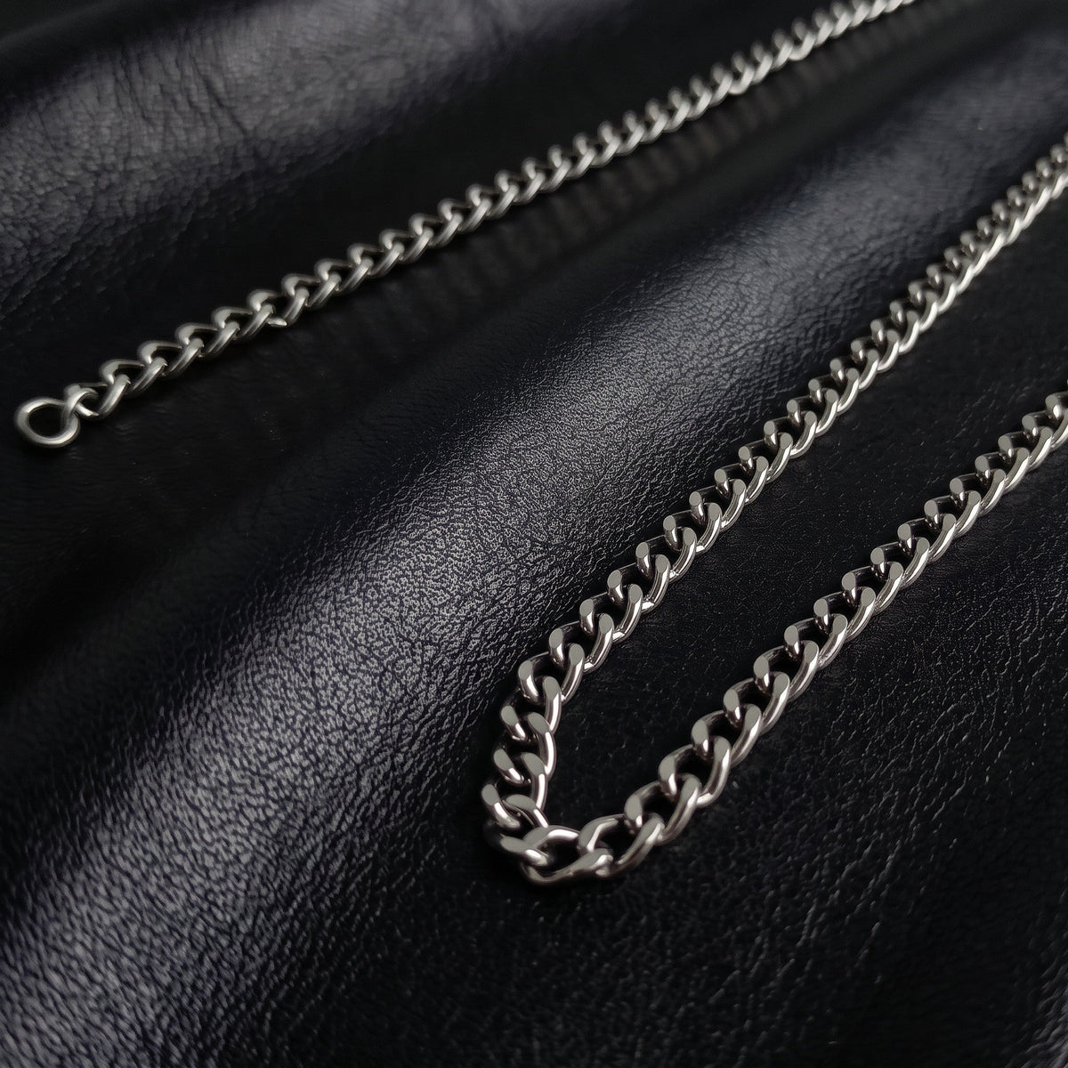 VLKRY - Pure Titanium Jewelry Grounded Halskette aus reinem Titan mit klassischem Kettendesign auf schwarzem Leder