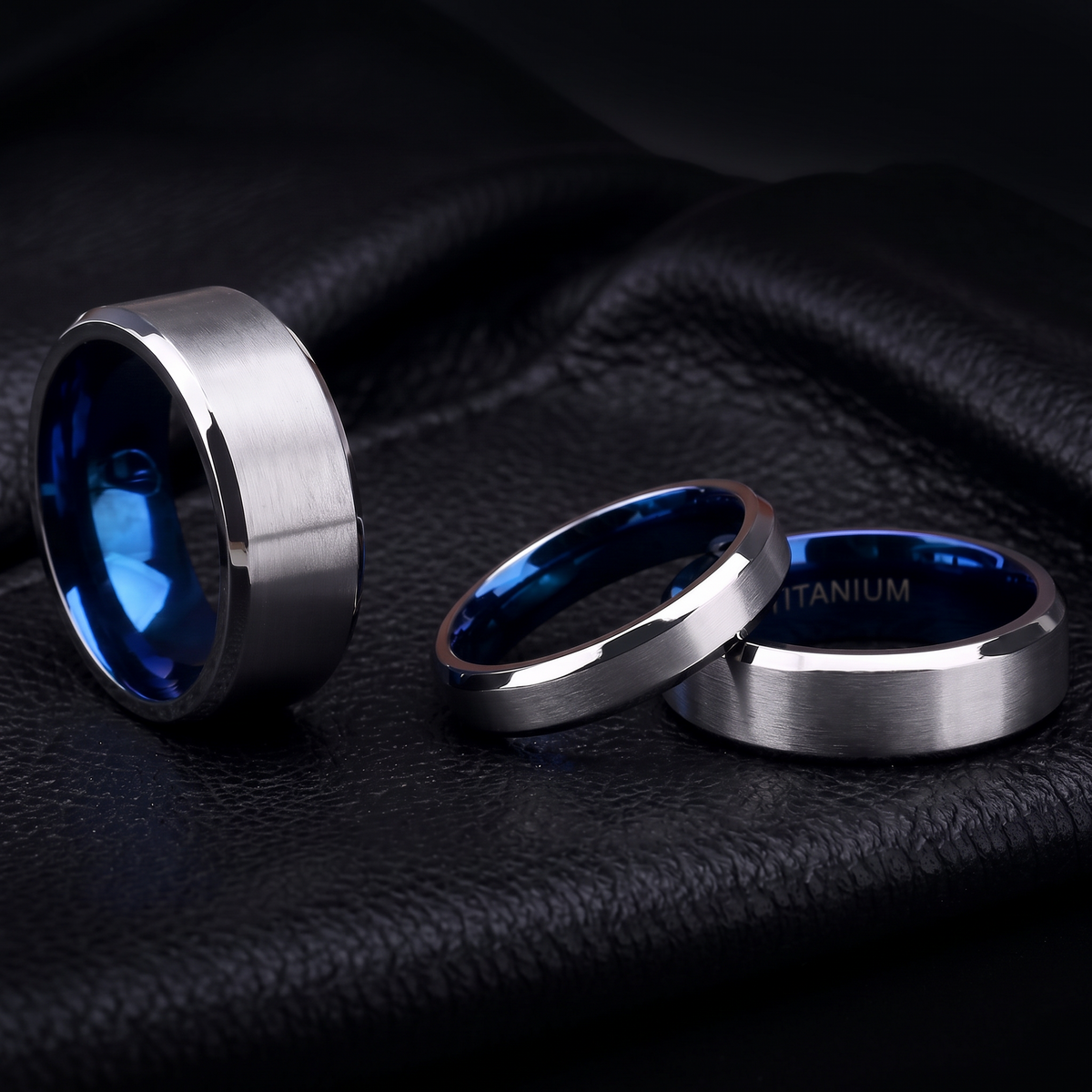 VLKRY - Pure Titanium Jewelry Ring mit gebürsteter silberner Oberfläche und leuchtend blauem Innenraum auf Leder