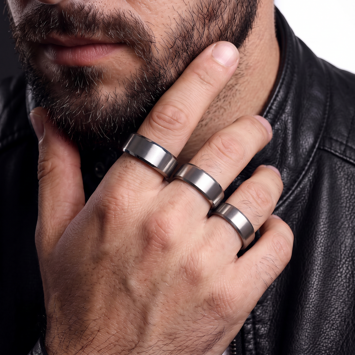 VLKRY - Pure Titanium Jewelry Ring mit gebürsteter Oberfläche an der Hand eines Mannes in schwarzer Lederjacke