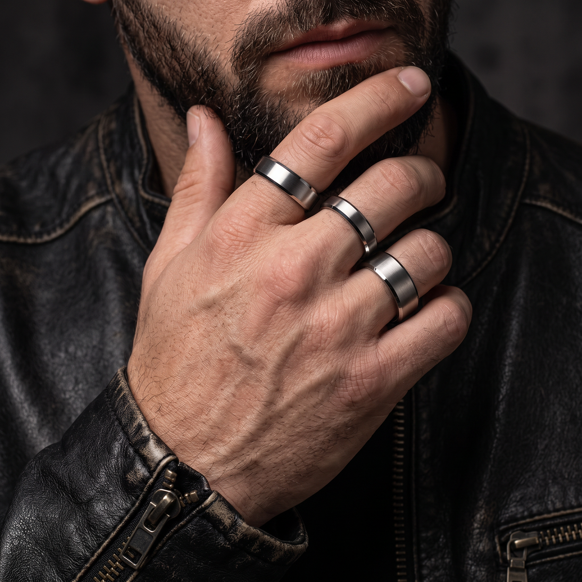 VLKRY - Pure Titanium Jewelry Ring mit gebürsteter Oberfläche und polierten Kanten an der Hand eines Mannes