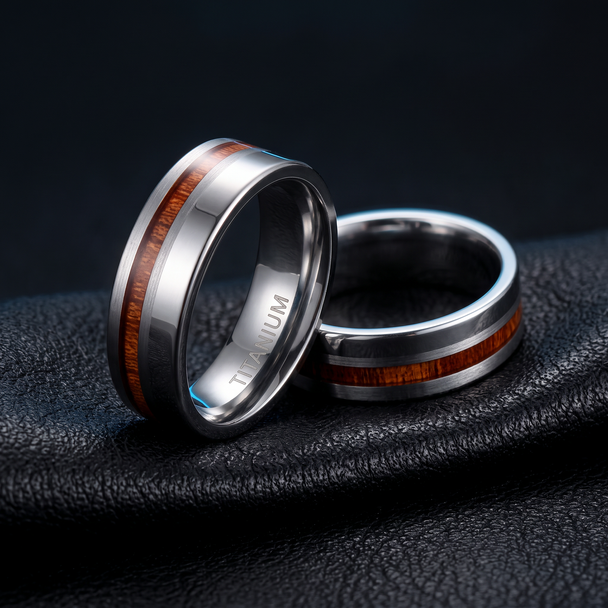 VLKRY - Pure Titanium Jewelry Ring Elegance mit poliertem Titan und Holzeinlage auf schwarzem Leder