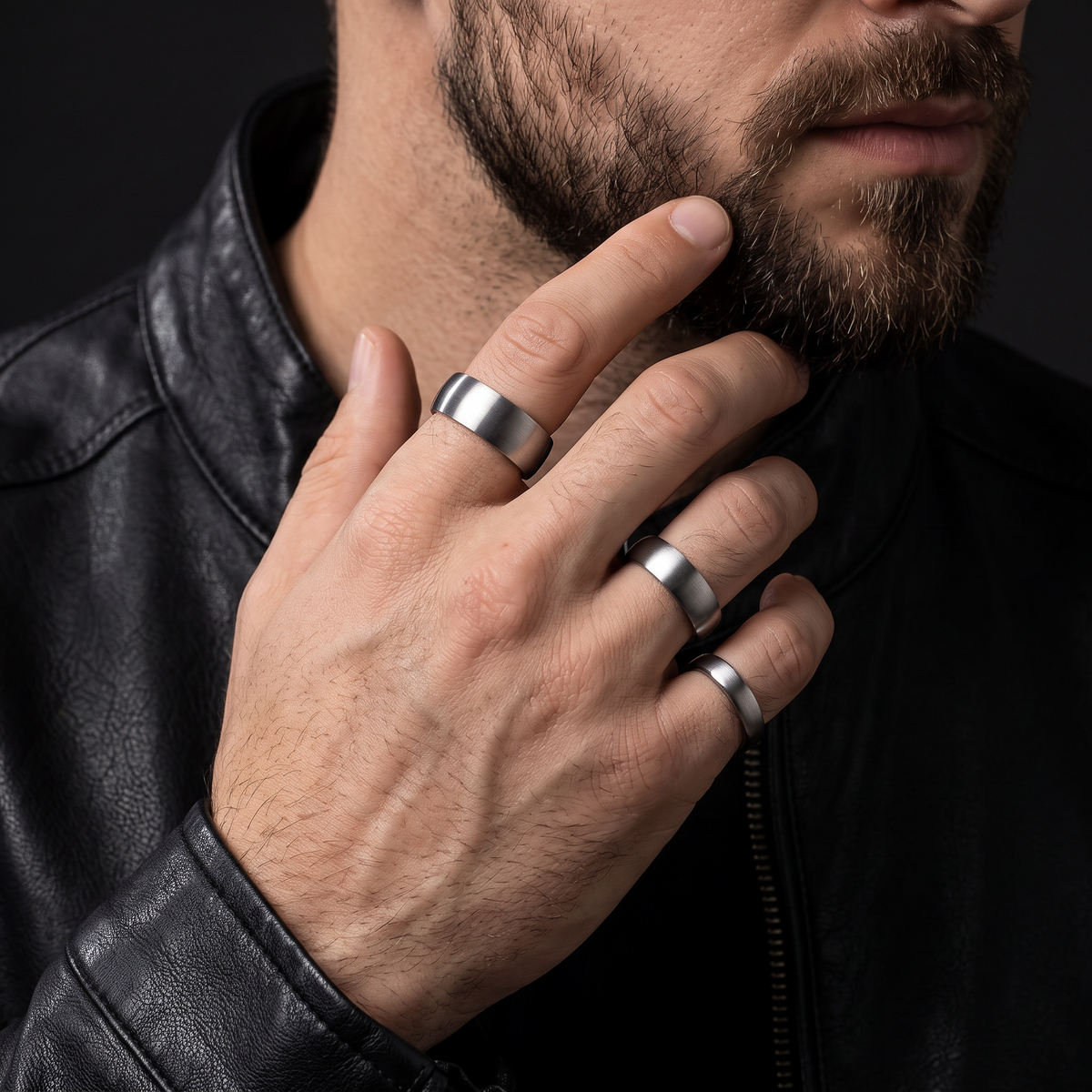 VLKRY - Pure Titanium Jewelry Ring mit gebürstetem, mattem Finish an der Hand eines Mannes in schwarzer Lederjacke