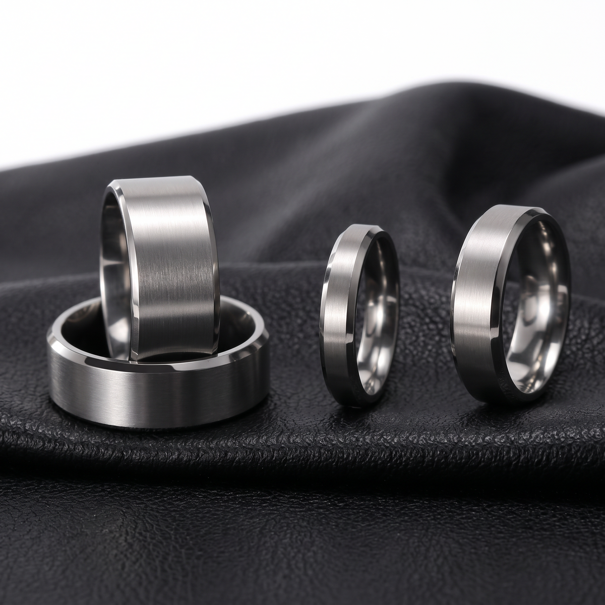 VLKRY - Pure Titanium Jewelry Ring-Set mit gebürsteter Oberfläche und polierten Kanten auf schwarzem Leder