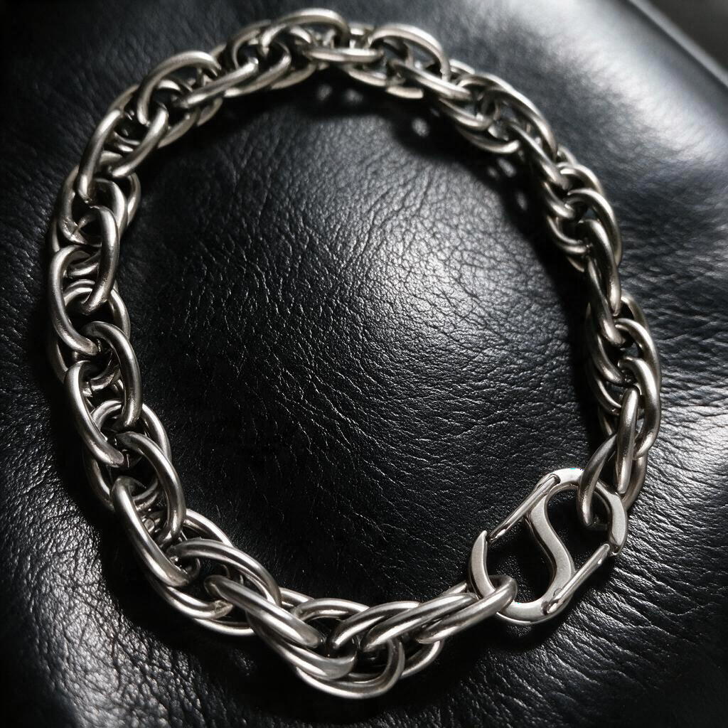 VLKRY - Pure Titanium Jewelry Twist Armband aus geflochtenem 7mm Titan mit sicherem Verschluss auf schwarzem Leder