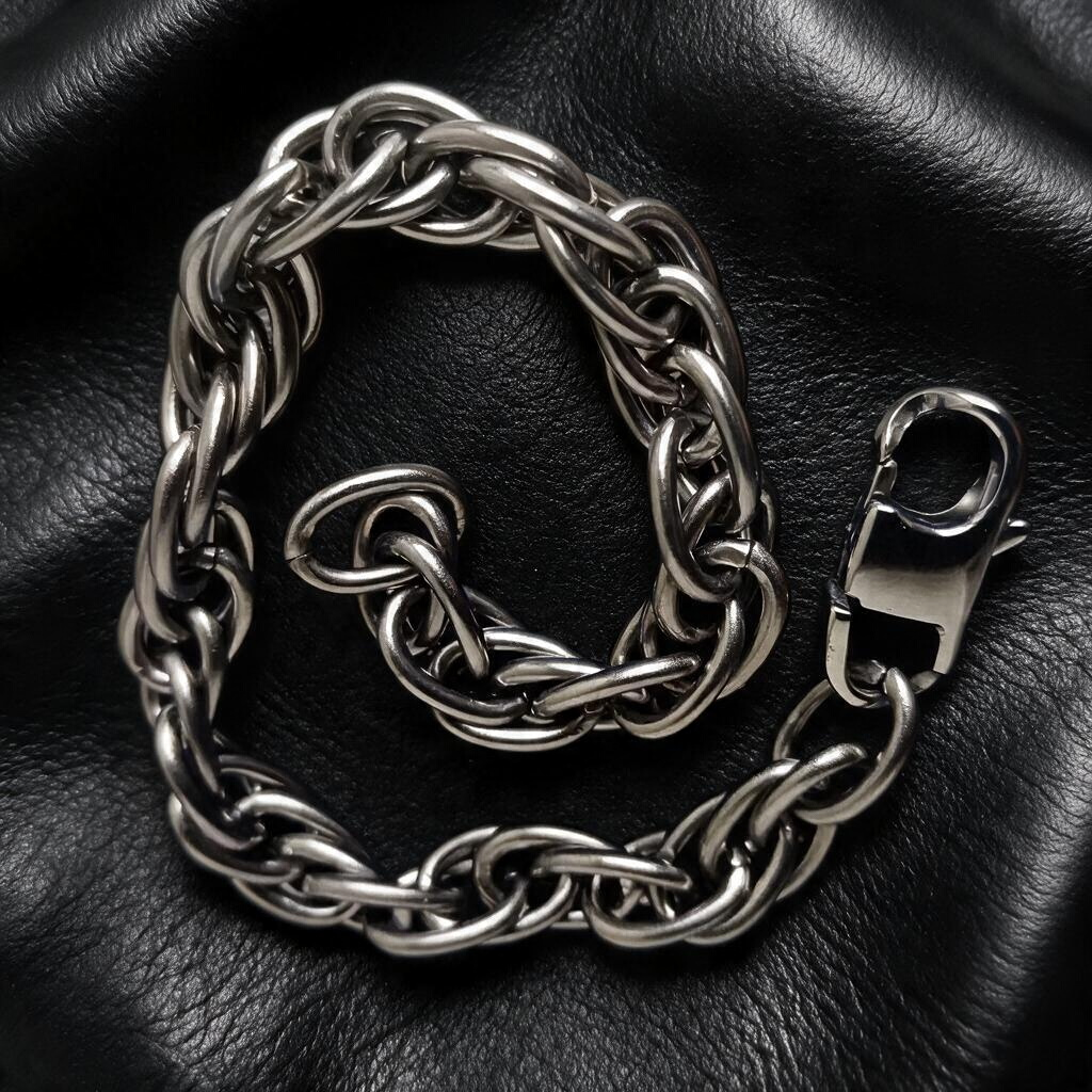 VLKRY - Pure Titanium Jewelry Twist Armband aus geflochtenem, 7mm breitem, silberfarbenem Titan auf schwarzem Leder.