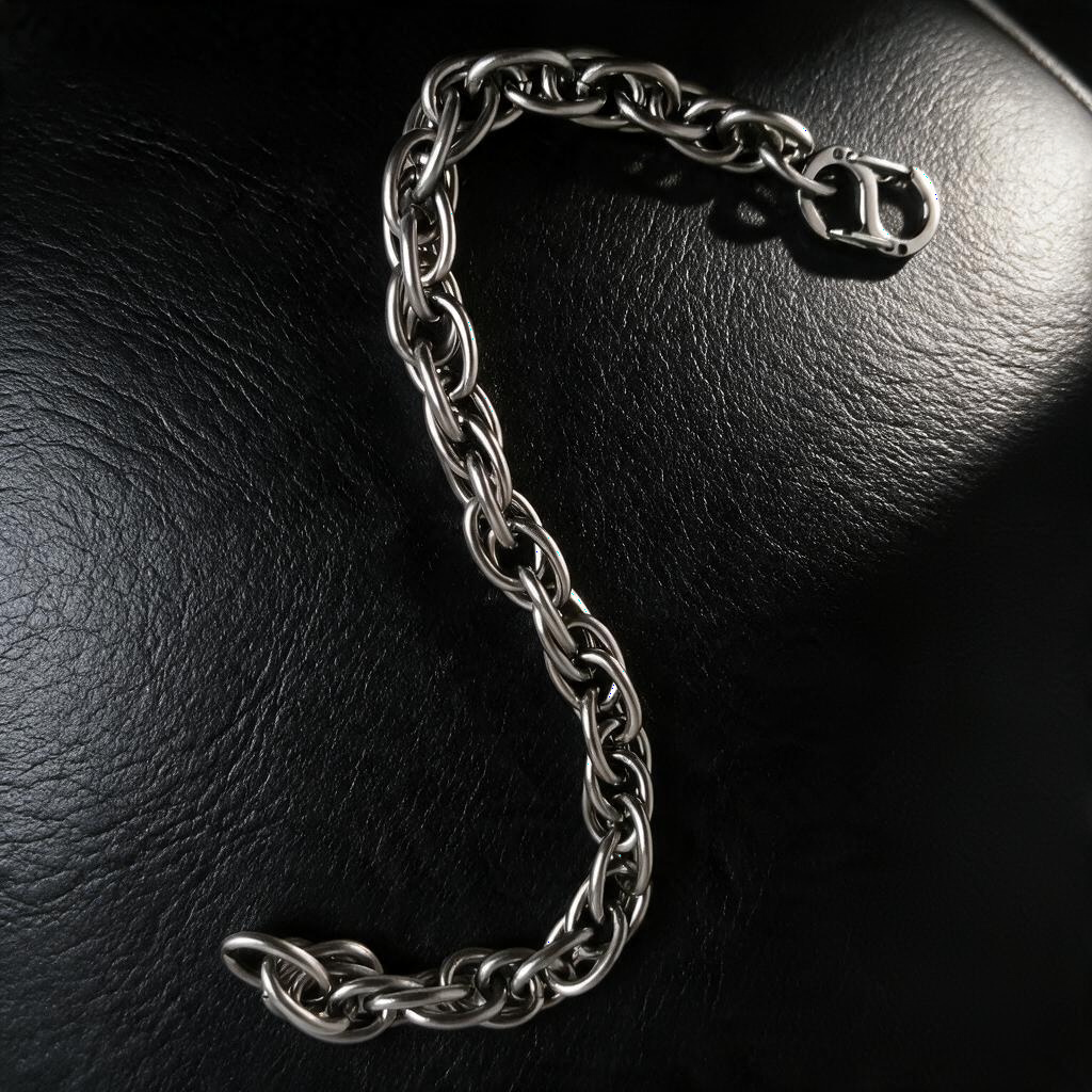 VLKRY - Pure Titanium Jewelry Twist Armband aus geflochtenem 7mm Titan-Gliederketten-Design auf schwarzem Leder