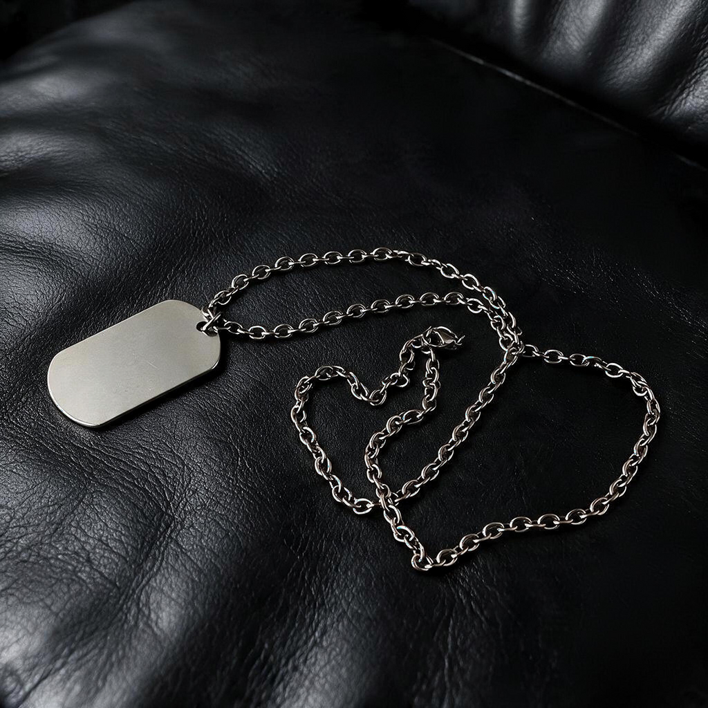 VLKRY - Pure Titanium Jewelry Valor Halskette mit schlichtem Dog-Tag-Anhänger aus reinem Titan auf schwarzem Leder