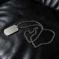 VLKRY - Pure Titanium Jewelry Valor Halskette mit schlichtem Dog-Tag-Anhänger aus reinem Titan auf schwarzem Leder