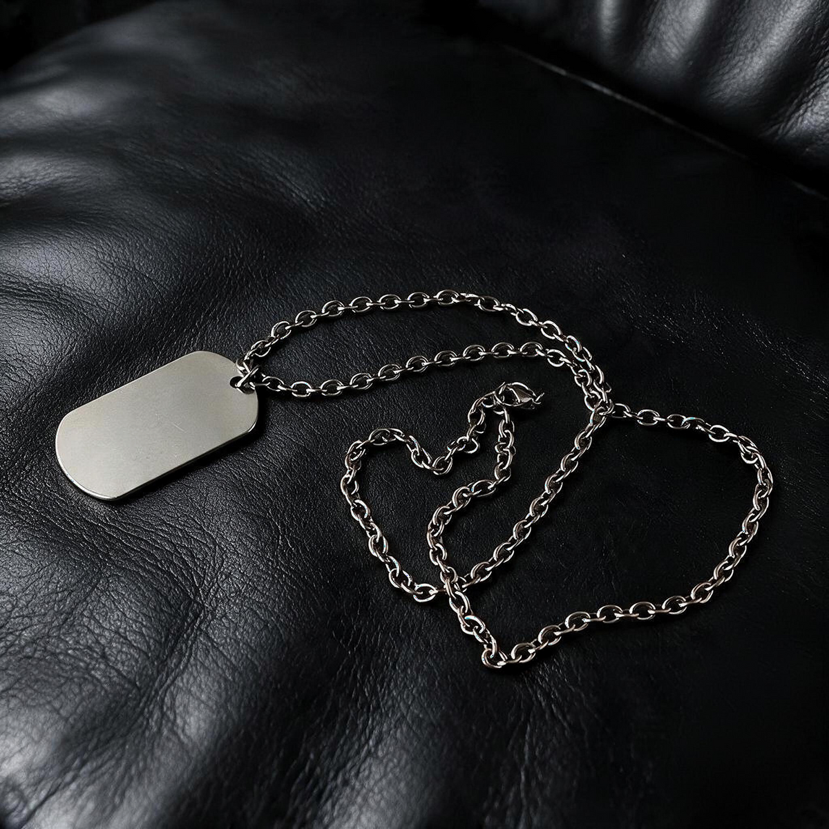 VLKRY - Pure Titanium Jewelry Valor Halskette mit schlichtem Dog-Tag-Anhänger aus reinem Titan auf schwarzem Leder