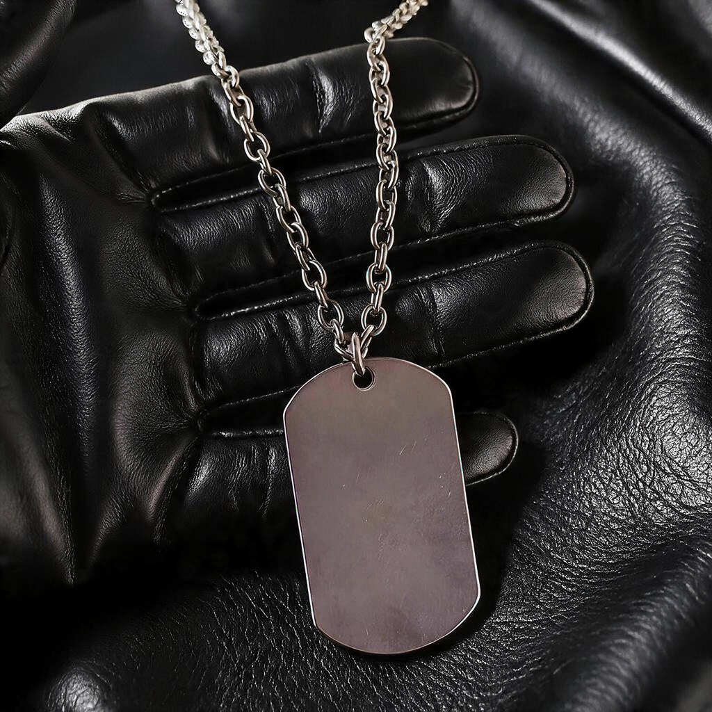 VLKRY - Pure Titanium Jewelry Valor Halskette mit militärischem Erkennungsmarken-Anhänger auf schwarzem Lederhandschuh