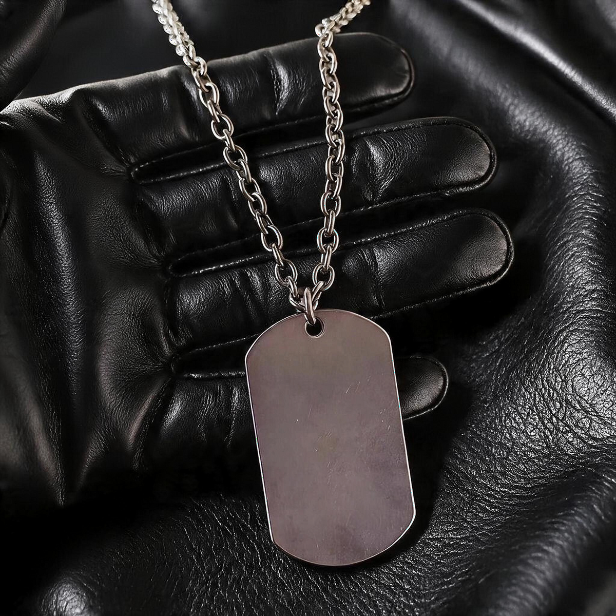 VLKRY - Pure Titanium Jewelry Valor Halskette mit militärischem Erkennungsmarken-Anhänger auf schwarzem Lederhandschuh