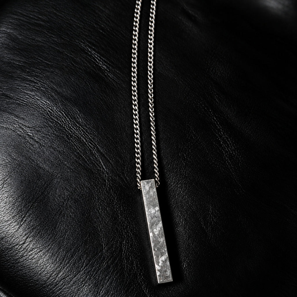 VLKRY - Pure Titanium Jewelry Vertex Halskette mit vertikalem Stabanhänger und kristalliner, mattierter Oberfläche.
