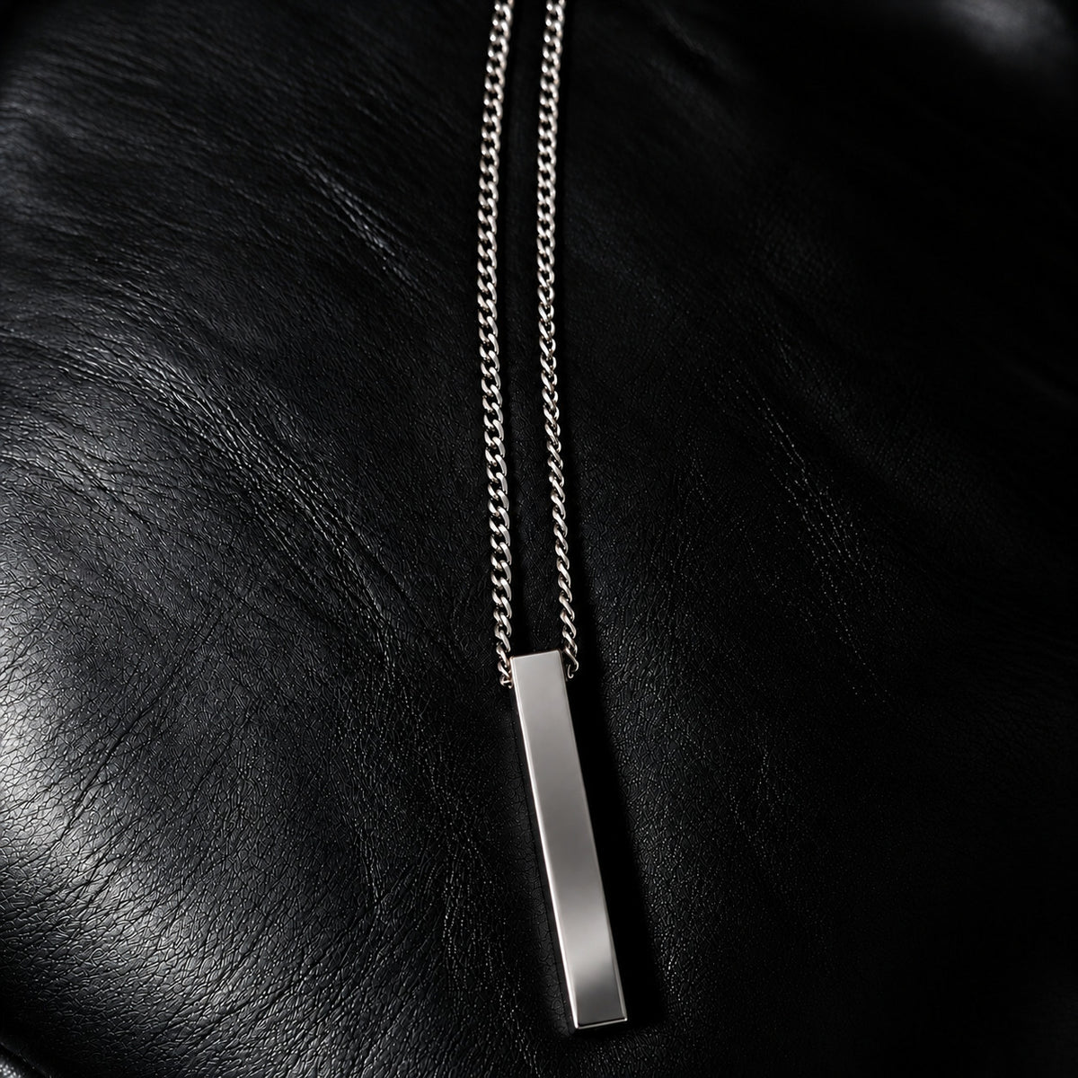 VLKRY - Pure Titanium Jewelry Vertex Halskette mit vertikalem Stab-Anhänger aus reinem Titan auf schwarzem Leder
